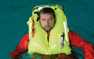 Yukarıdaki fotoğrafta, patlamalı tipte bir can yeleğin açılmış hali görünüyor.