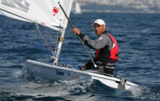 Yukarıdaki fotoğrafta, yelken sporcusu, yüzdürme yardımcısı olarak adlandırılan can yeleğini giymektedir.