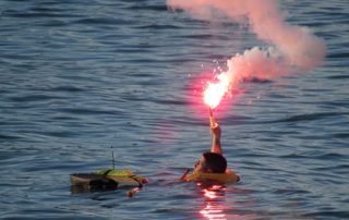 Yukarıdaki fotoğrafta, yanan bir el maytabı görülüyor.