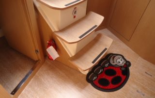 Yukarıdaki fotoğrafta görüldüğü gibi, özellikle giriş merdiveninin altına konulan sabitlenmemiş halılar tehlikeli olabilir.